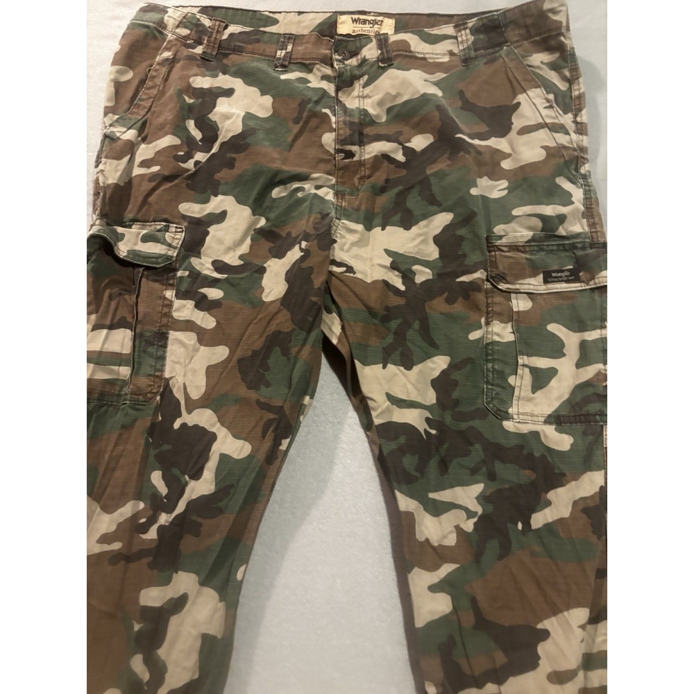 Men's Wrangler Authentics Mens 44x32.5 Relax Fit Stretch Cargo Pants Camo - Picture 2 of 10
